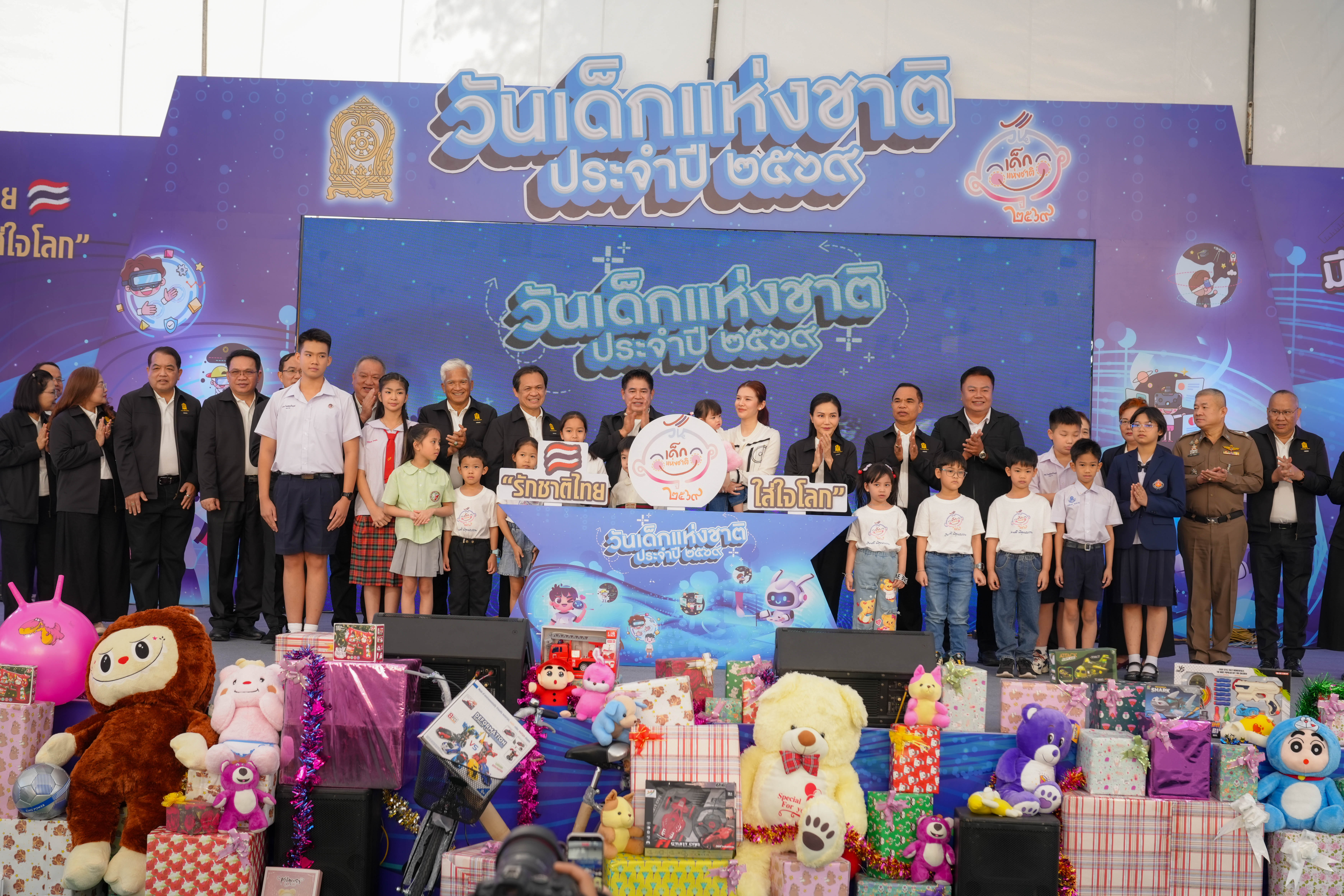 รองนายกฯ &ldquo;ธรรมนัส&rdquo; เปิดงานฉลองวันเด็กแห่งชาติ 2569 ดันแนวคิด &ldquo;เรียนดี มีคุณธรรม&rdquo;ปลุกพลังเด็กไทยใฝ่เรียนรู้  เคารพรักประชาธิปไตย ภายใต้คำขวัญ รักชาติไทย ใส่ใจโลก