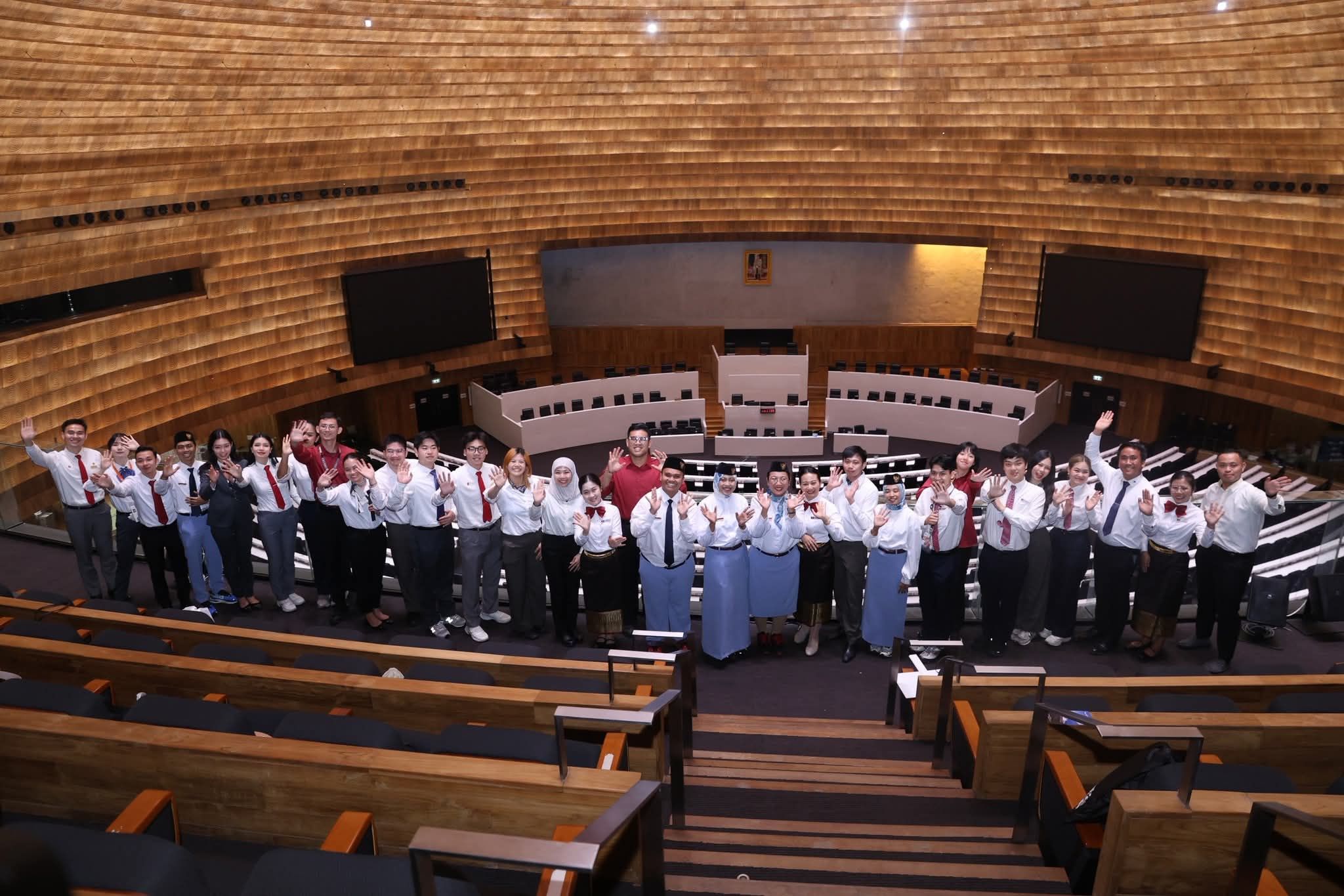 เปิดประสบการณ์ไทยสู่นานาชาติ! พม. นำคณะเรือเยาวชน SSEAYP รุ่น 49 เยือนแลนด์มาร์คสำคัญ-เข้าชมสัปปายะสภาสถาน พร้อมโชว์ฝีมือขนมไทย